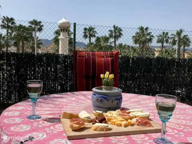 Casa Relax | Espagne, Costa Cálida, Mazarrón - villa Jardin
Palmiers avec un beau soleil espagnol sur la terrasse. Le jardin est entouré d’une clôture que vous pouvez fermer complètement, afin que vous puissiez laisser votre progéniture ou vos petits-enfants jouer sans être dérangés sans les perdre de vue.
Pour couronner le tout, le jardin offre une piscine privée de 4*8 m.