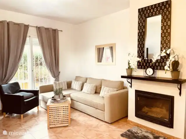 Casa Relax | Espagne, Costa Cálida, Mazarrón - villa Salon
La maison de vacances dispose d’un salon de style espagnol avec cuisine ouverte. Le mobilier donne une atmosphère chaleureuse et accueillante, confortable. Prenez place à la table à manger pour quatre personnes pour un jeu, installez-vous avec un livre sur le canapé ou devant la télévision. Avec l’accès wifi et TV