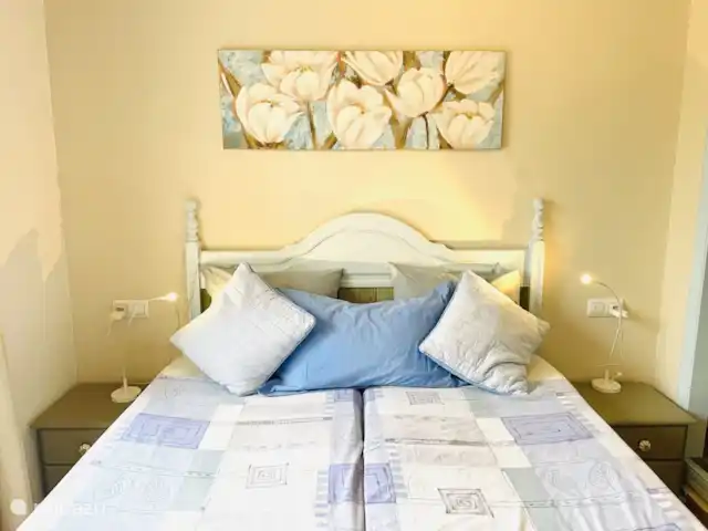 Casa Relax | Espagne, Costa Cálida, Mazarrón - villa Au rez-de-chaussée, il y a deux chambres avec des lits doubles, dont l’une peut être séparée. À l’étage dans la chambre de la tour se trouve une autre chambre avec un lit supplémentaire.
Nous avons également un canapé-lit dans le salon si cela s’avère pratique.