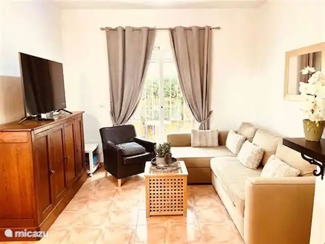 Casa Relax | Espagne, Costa Cálida, Mazarrón - villa Casa Relaxje dispose d’un joli salon de style espagnol avec une cuisine ouverte. Le mobilier chaleureux et confortable crée une atmosphère chaleureuse et familiale. Installez-vous sur le canapé avec un bon livre ou détendez-vous devant la télévision.
