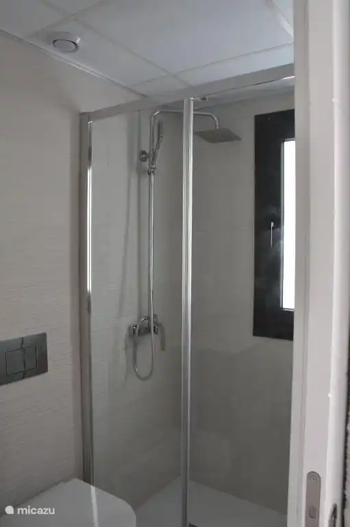 Toilettes et douche au rez-de-chaussée