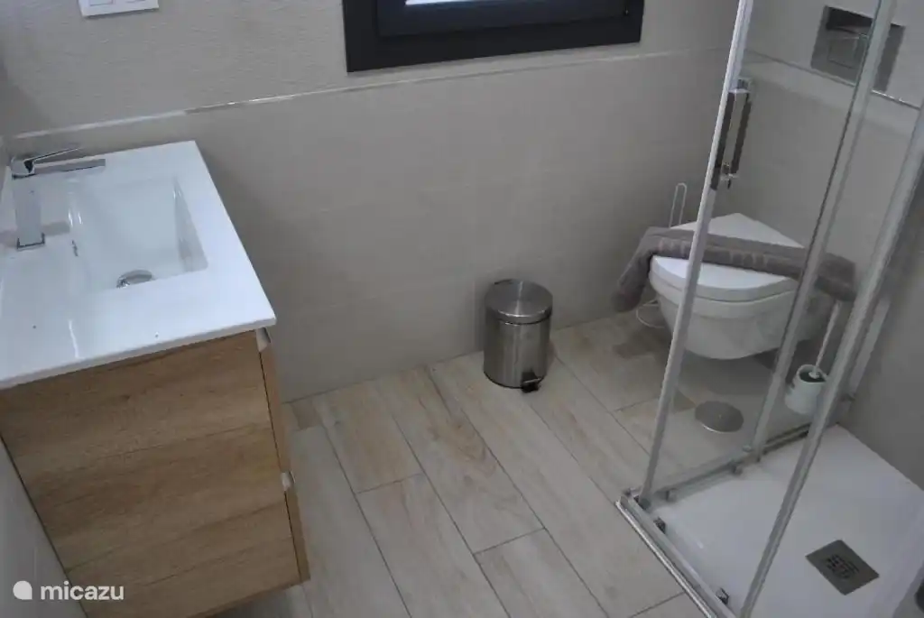 Toilettes et douche au 1er étage 