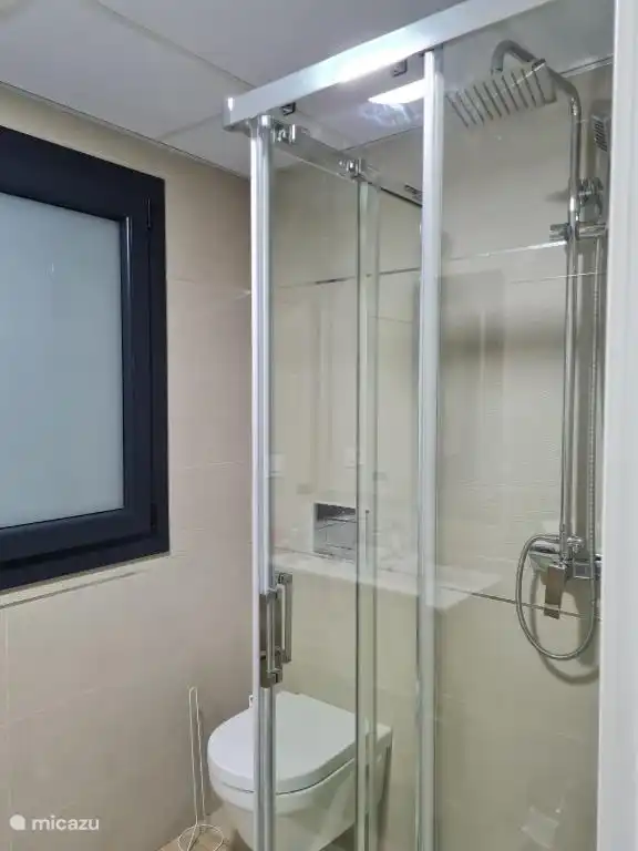 Toilettes et douche au 1er étage