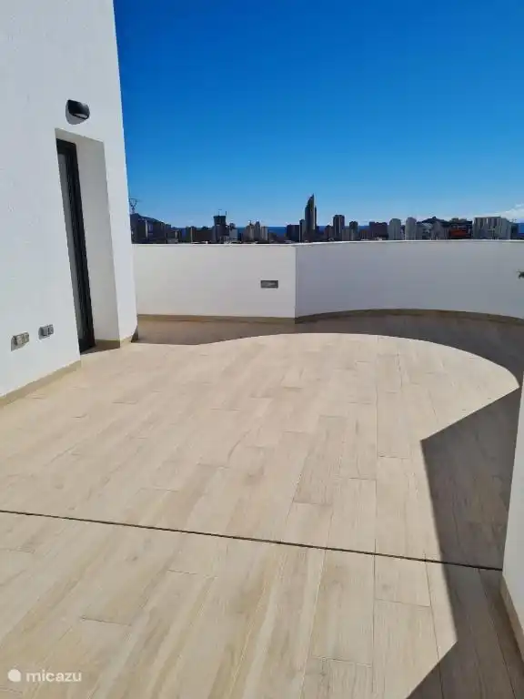 Terrasse ensoleillée avec vue sur la ville de Benidorm
