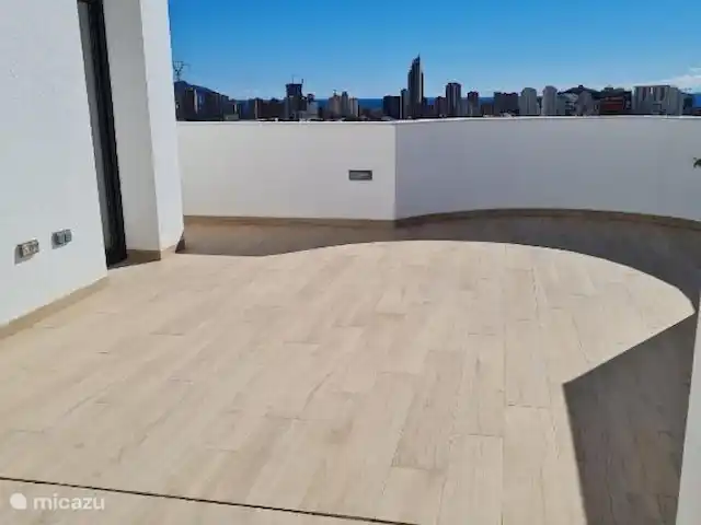 Casa Pelt à Finestrat près de Benidorm | Espagne, Costa Blanca, Finestrat - maison mitoyenne Terrasse ensoleillée avec vue sur la ville de Benidorm