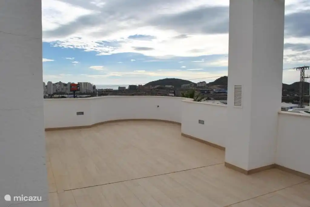 Terrasse ensoleillée avec vue sur la ville de Benidorm