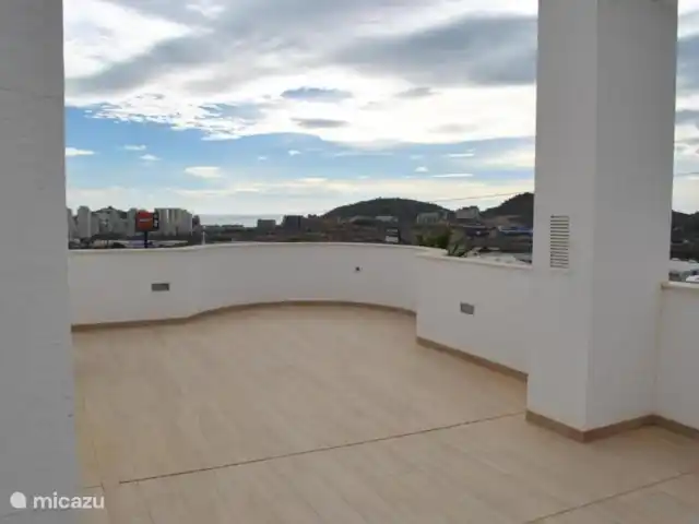 Casa Pelt à Finestrat près de Benidorm | Espagne, Costa Blanca, Finestrat - maison mitoyenne Terrasse ensoleillée avec vue sur la ville de Benidorm