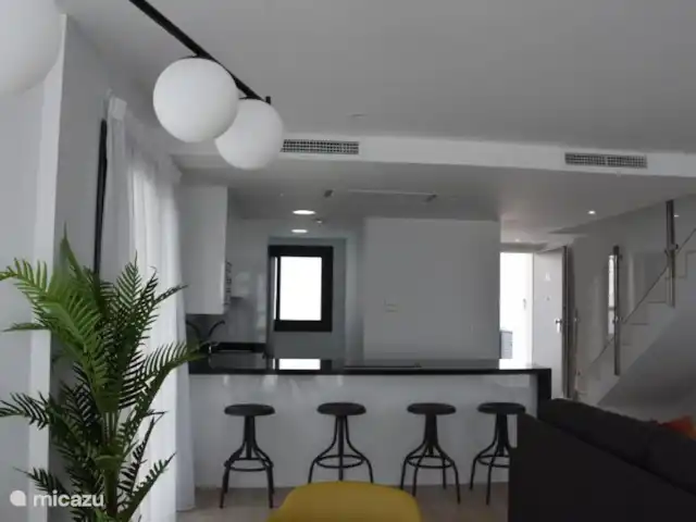 Casa Pelt à Finestrat près de Benidorm | Espagne, Costa Blanca, Finestrat - maison mitoyenne Salon avec vue sur la cuisine