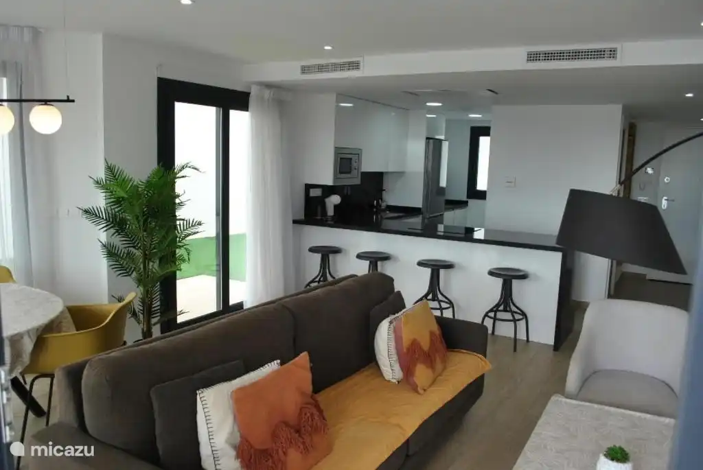 Salon avec vue sur la cuisine 