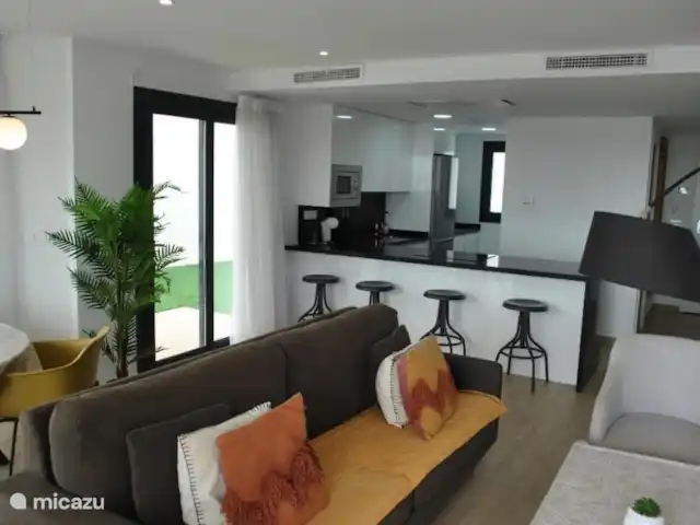 Casa Pelt à Finestrat près de Benidorm | Espagne, Costa Blanca, Finestrat - maison mitoyenne Salon avec vue sur la cuisine