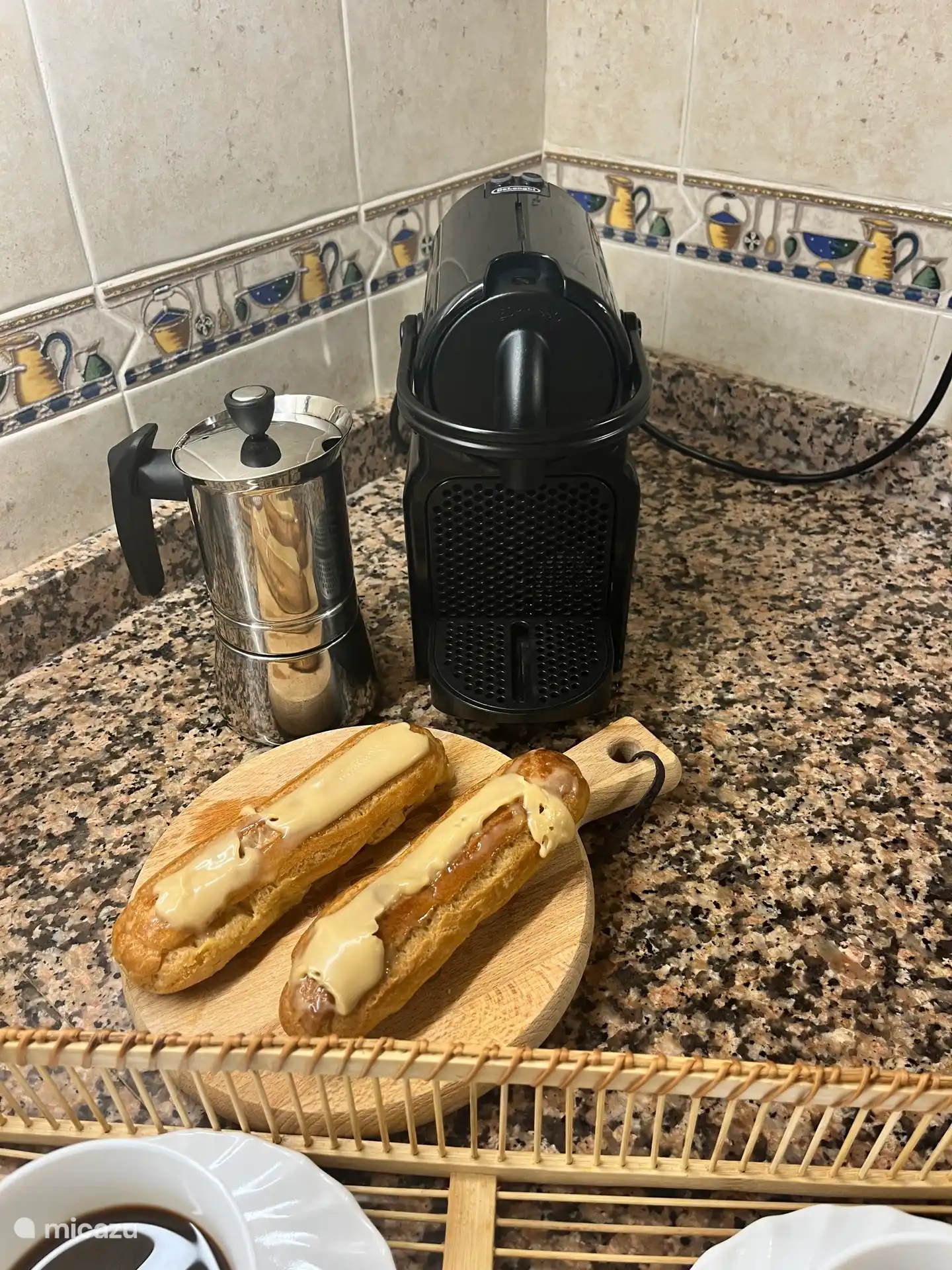 Kaffee Ihrer Wahl ; Mokkakanne oder Tassen 