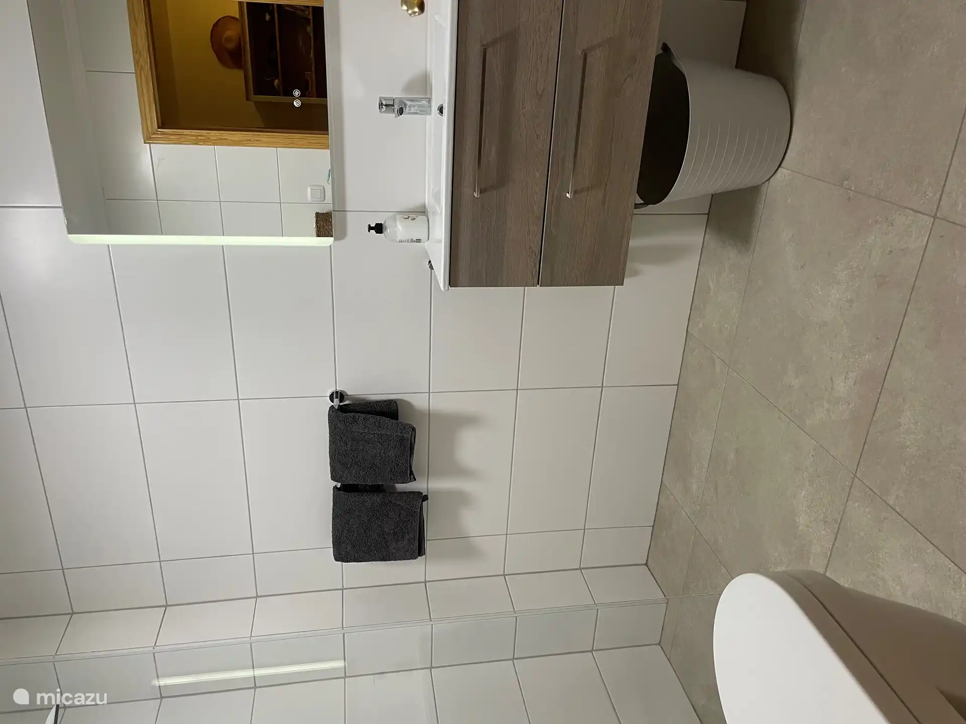 Neuer Waschtischunterschrank mit Haartrockner 