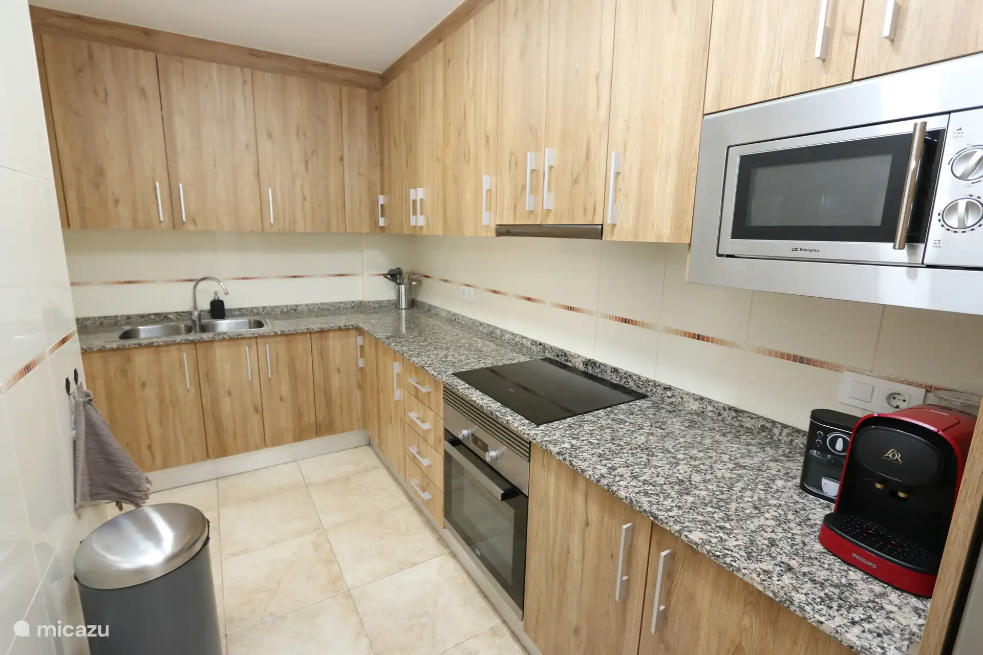 Geräumige Küche mit vielen Annehmlichkeiten. 