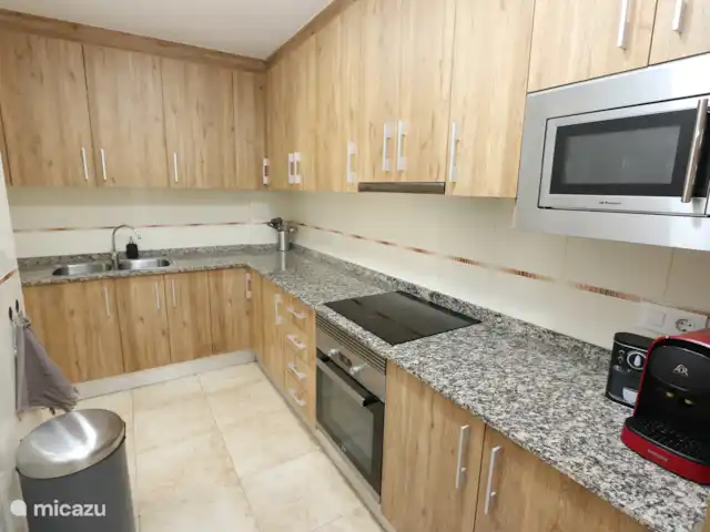 Condominio en San Pedro del Pinatar en España, Murcia, San Pedro del Pinatar - apartamento Amplia cocina con muchas comodidades.