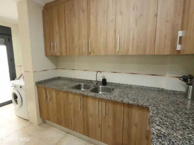 Condominio en San Pedro del Pinatar en España, Murcia, San Pedro del Pinatar - apartamento Amplia cocina con lavadora