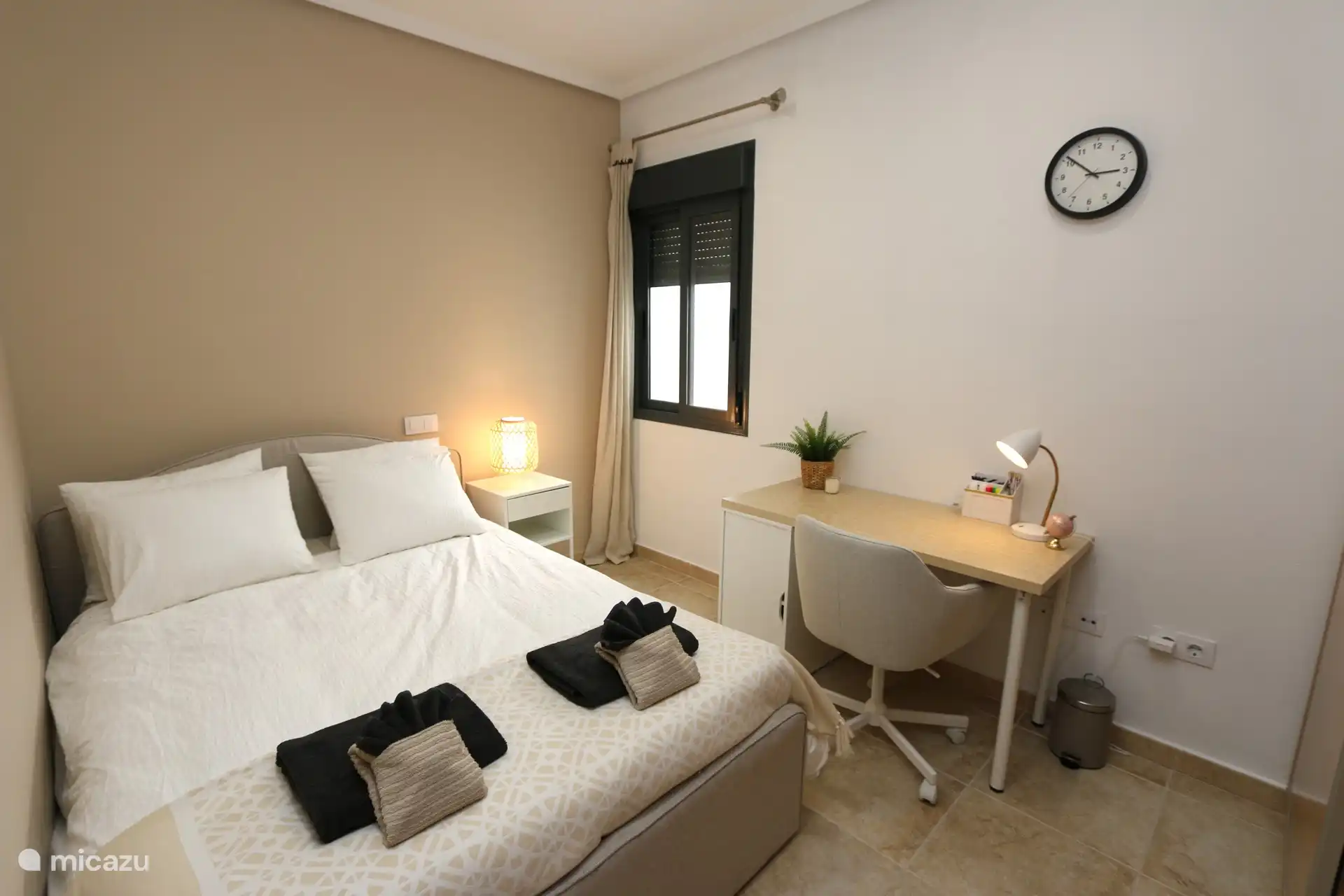 Schlafzimmer mit Schreibtisch.