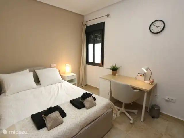 Condominio en San Pedro del Pinatar en España, Murcia, San Pedro del Pinatar - apartamento Dormitorio con escritorio.