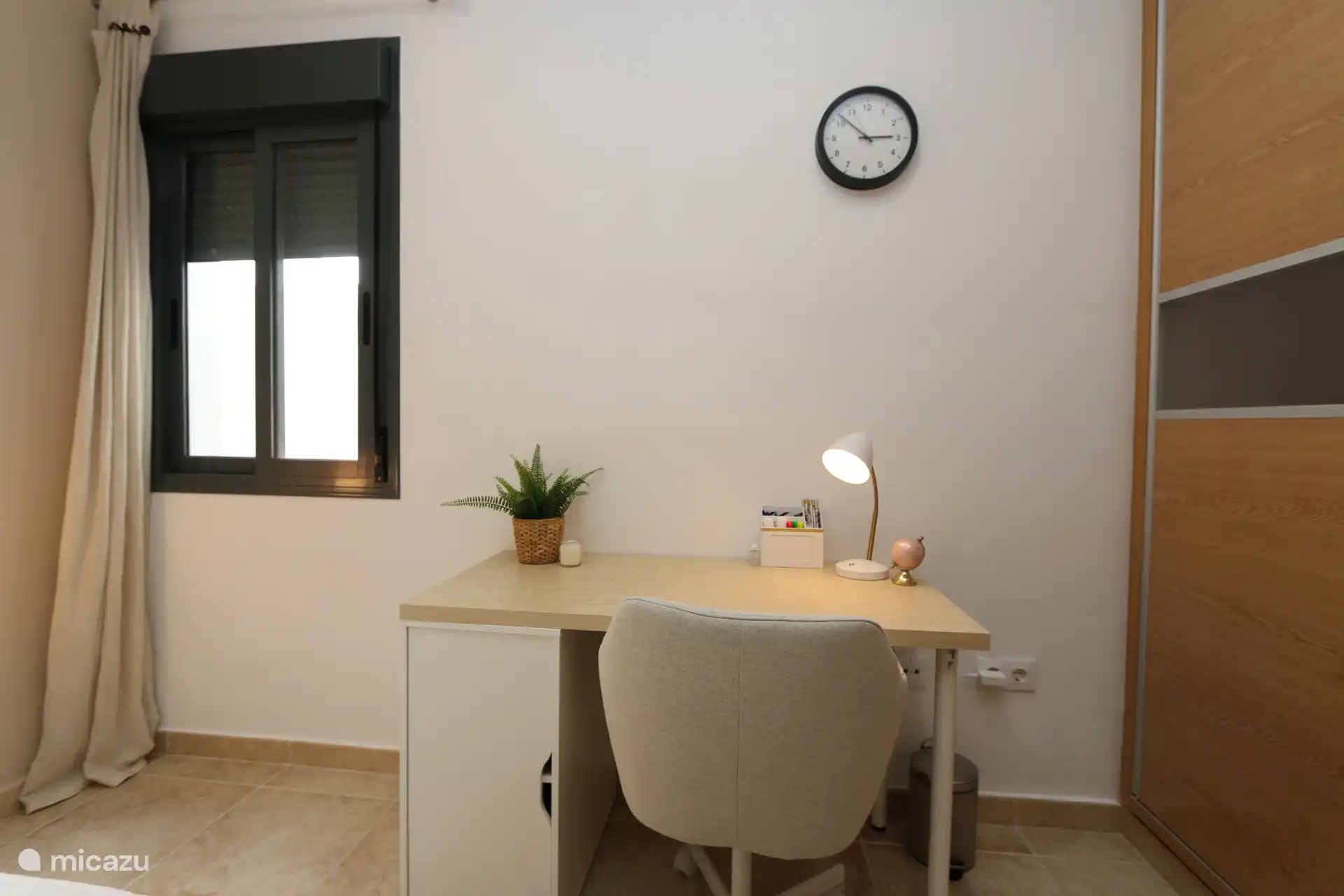 Schlafzimmer 2 mit Schreibtisch