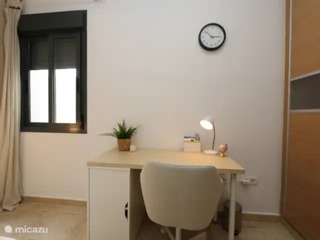 Condominio en San Pedro del Pinatar en España, Murcia, San Pedro del Pinatar - apartamento Dormitorio 2 con escritorio