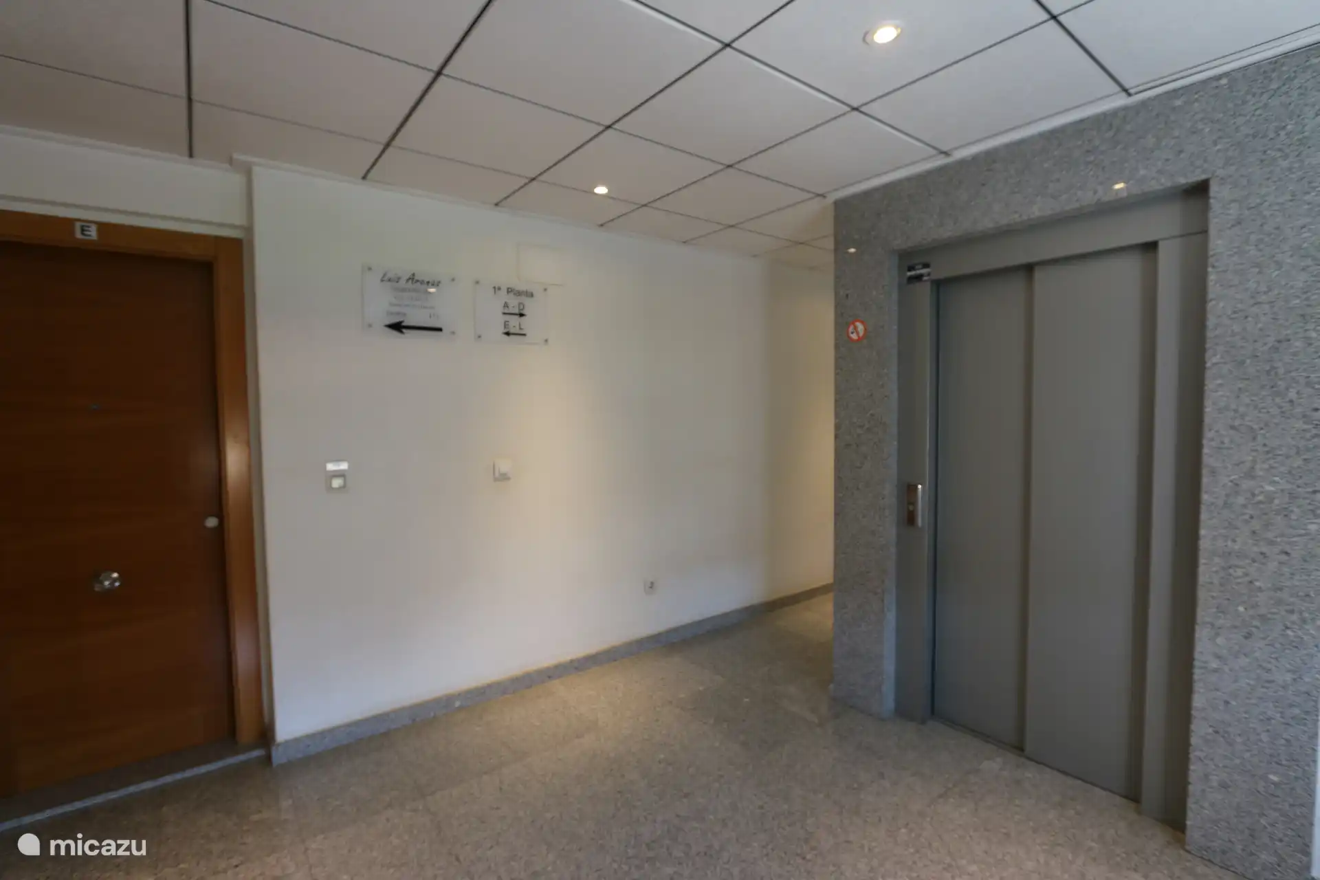 Aufzug in der Anlage verfügbar.