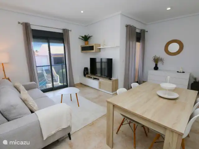 Condominio en San Pedro del Pinatar en España, Murcia, San Pedro del Pinatar - apartamento Sala de estar con canales de TV internacionales