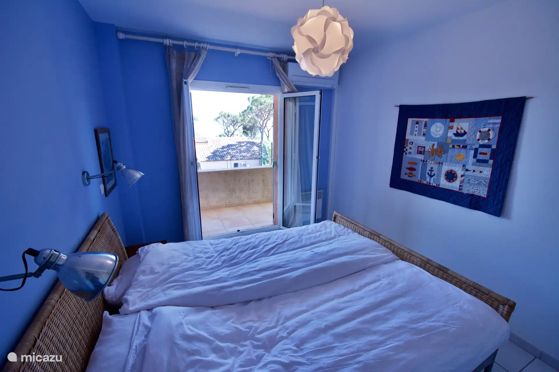 Schlafzimmer 3 mit Klimaanlage und Terrassentüren zum Garten