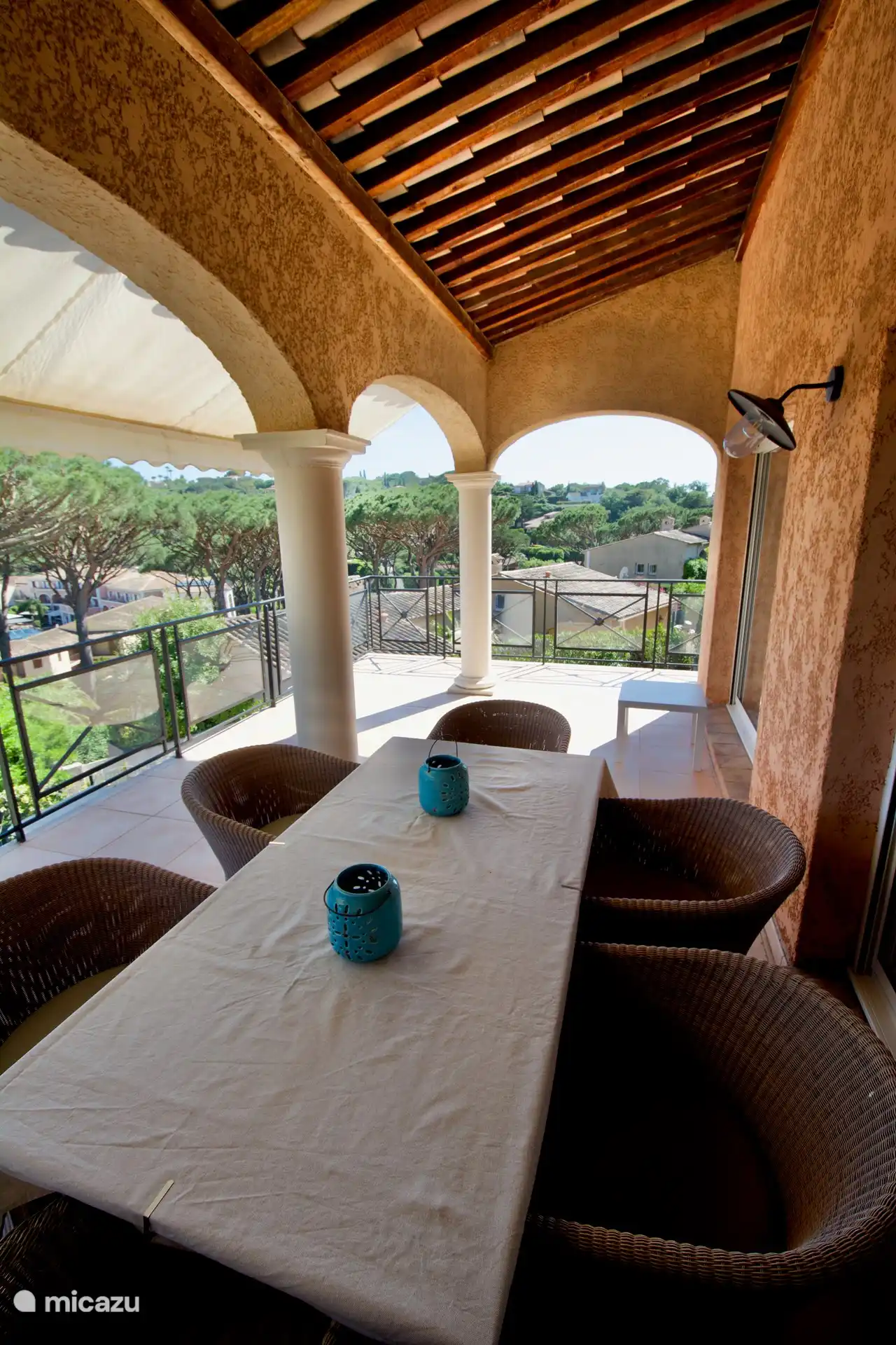 Terrasse mit Esstisch