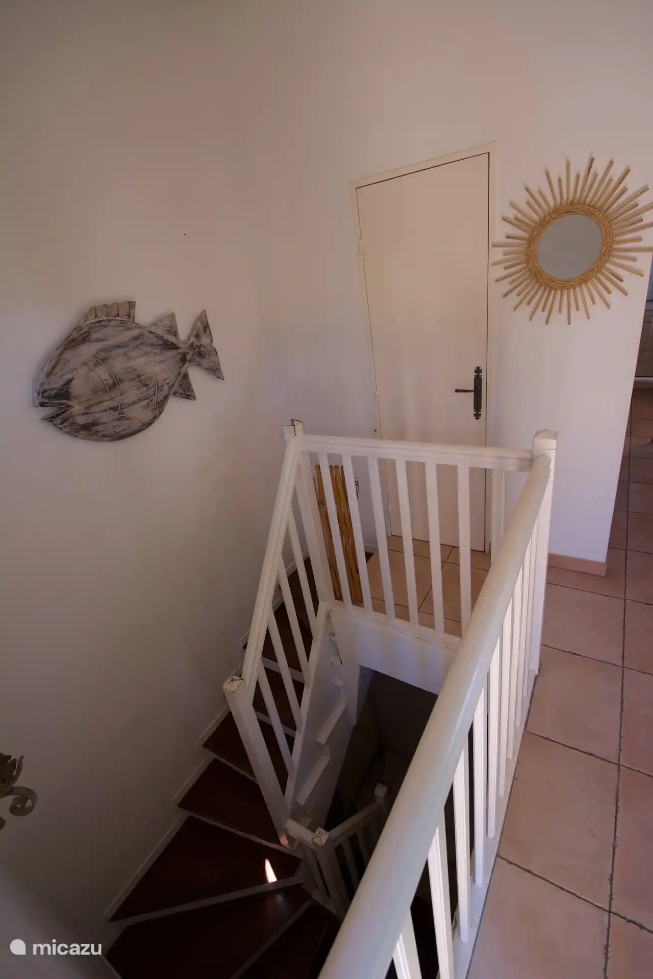 Treppen hinunter zu Schlafzimmern und Badezimmern