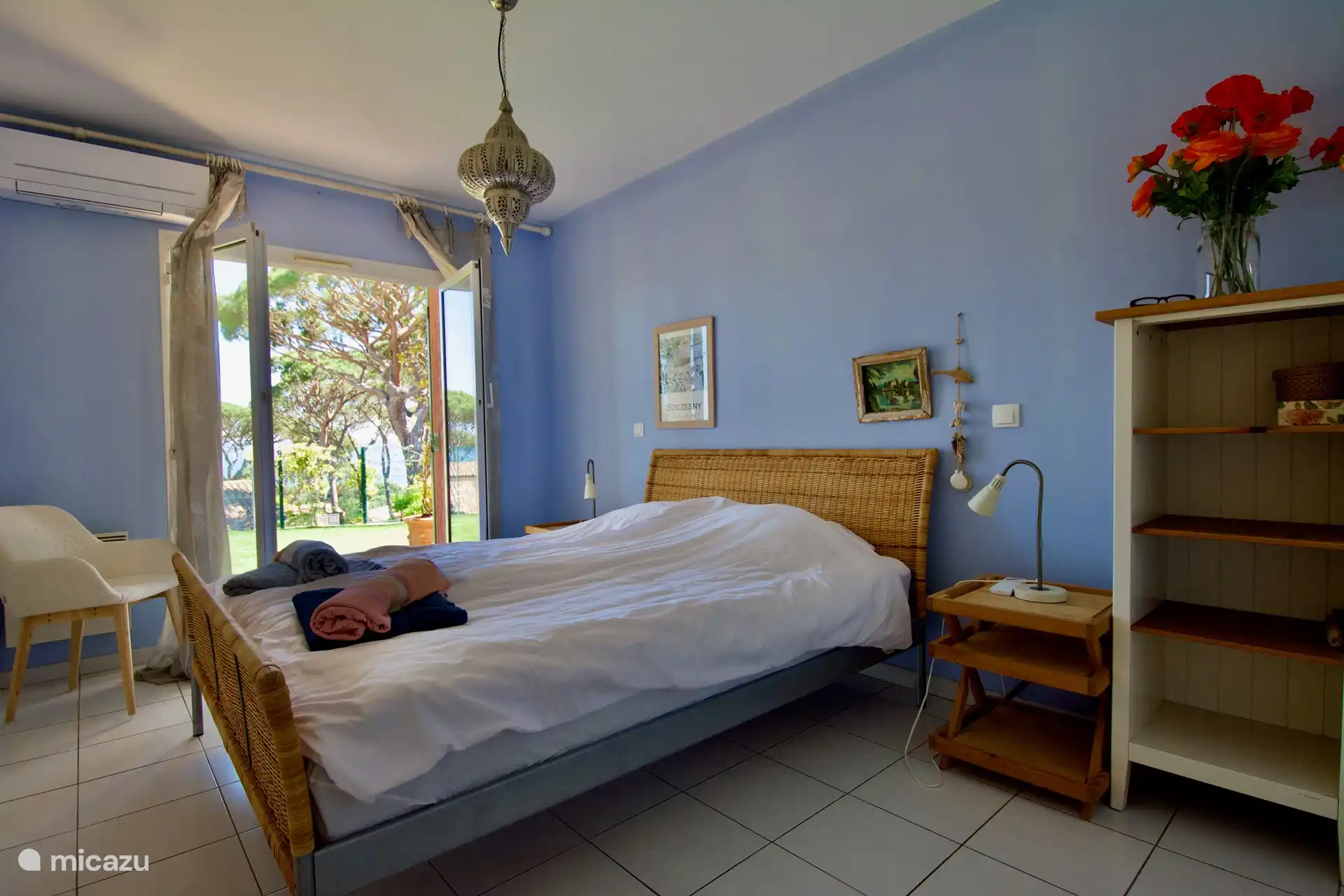 Schlafzimmer 1 mit Klimaanlage und Terrassentüren zum Garten