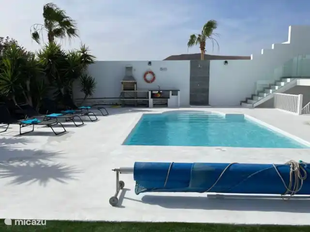 Villa Alena en España, Lanzarote, Playa Blanca - casa vacacional Piscina privada con agua salada y cubierta.