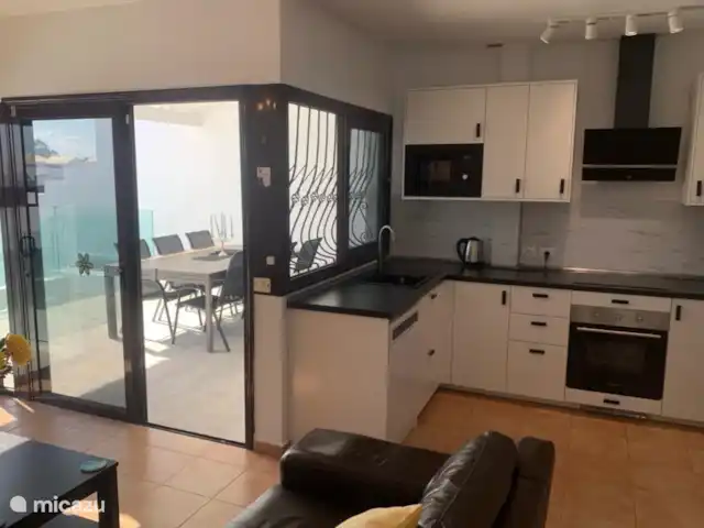 Villa Alena en España, Lanzarote, Playa Blanca - casa vacacional Desde la sala de estar se puede caminar directamente a la terraza