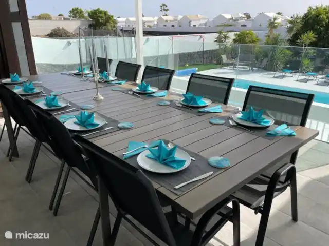 Villa Alena en España, Lanzarote, Playa Blanca - casa vacacional Cena acogedora con todo el grupo