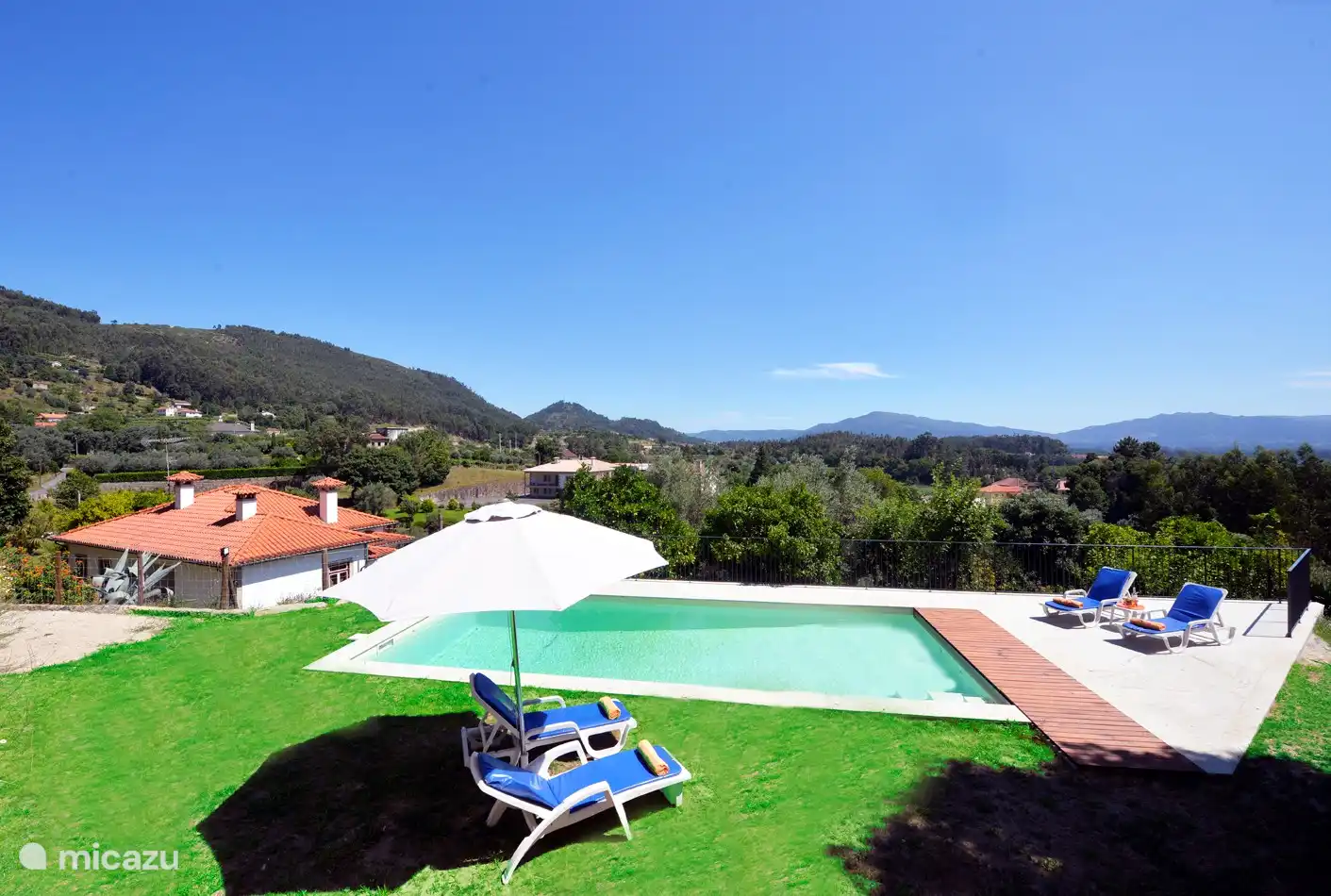 Schwimmbad mit Liegestühlen