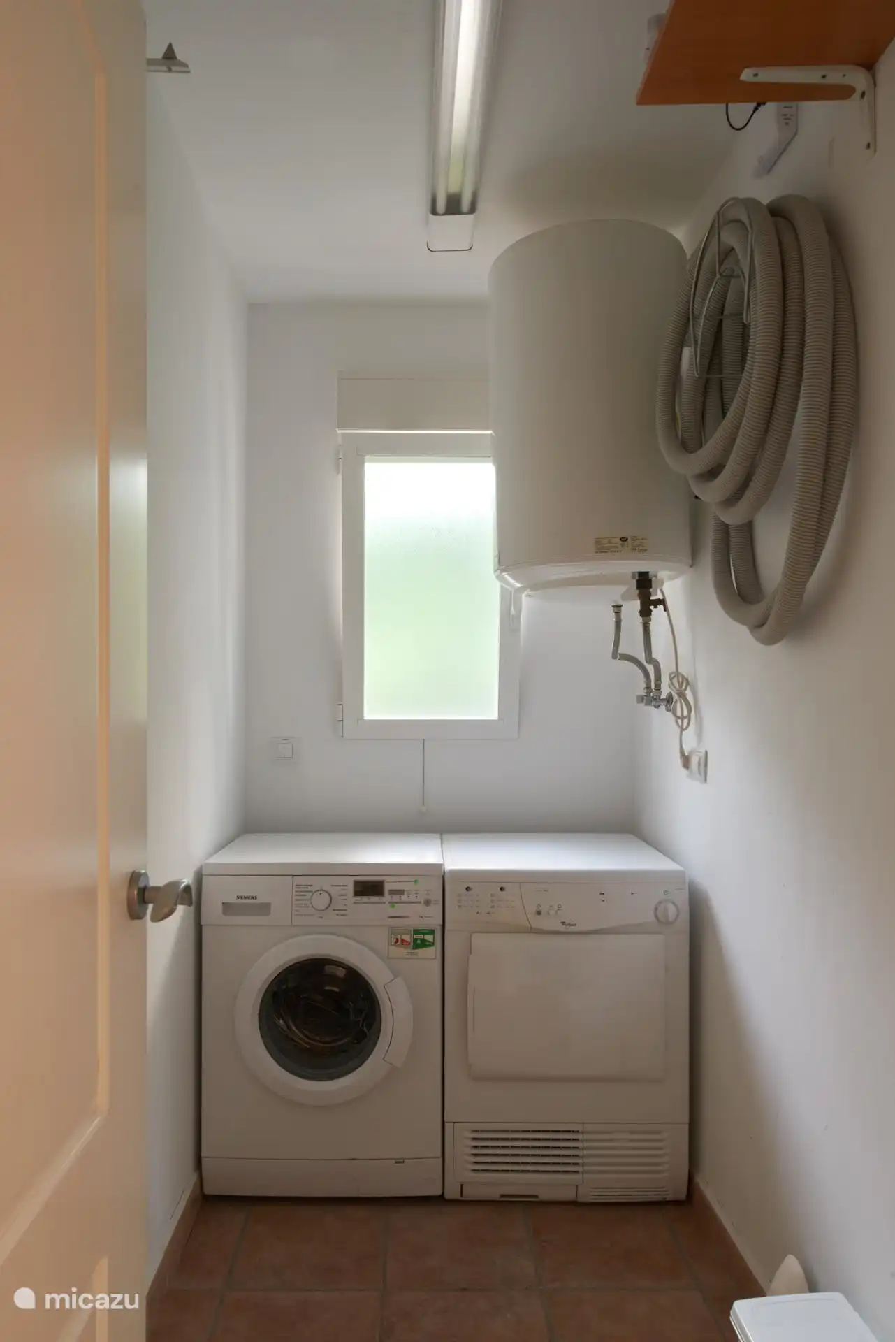 Lavadero con lavadora y secadora, plancha 