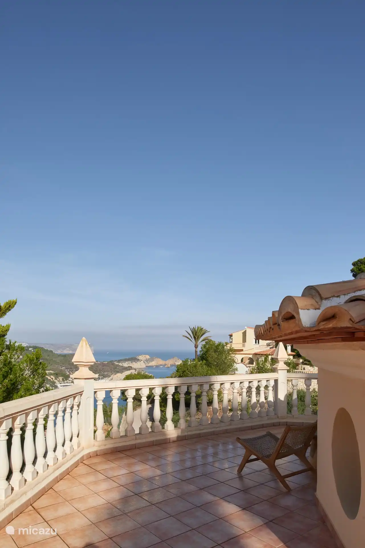Vista desde la terraza de la azotea con tumbonas