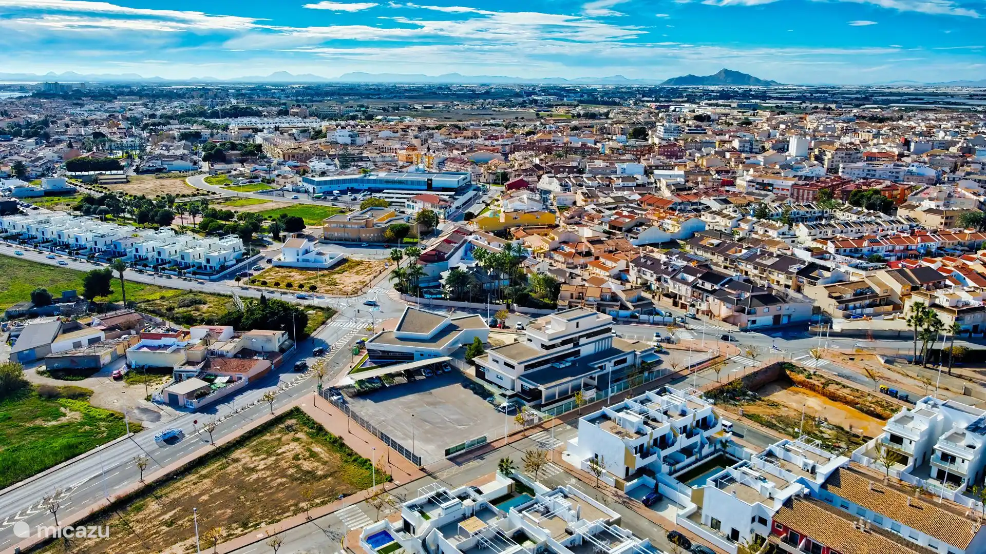 In the middle is the Mercadona supermarket which is easy to reach on foot.