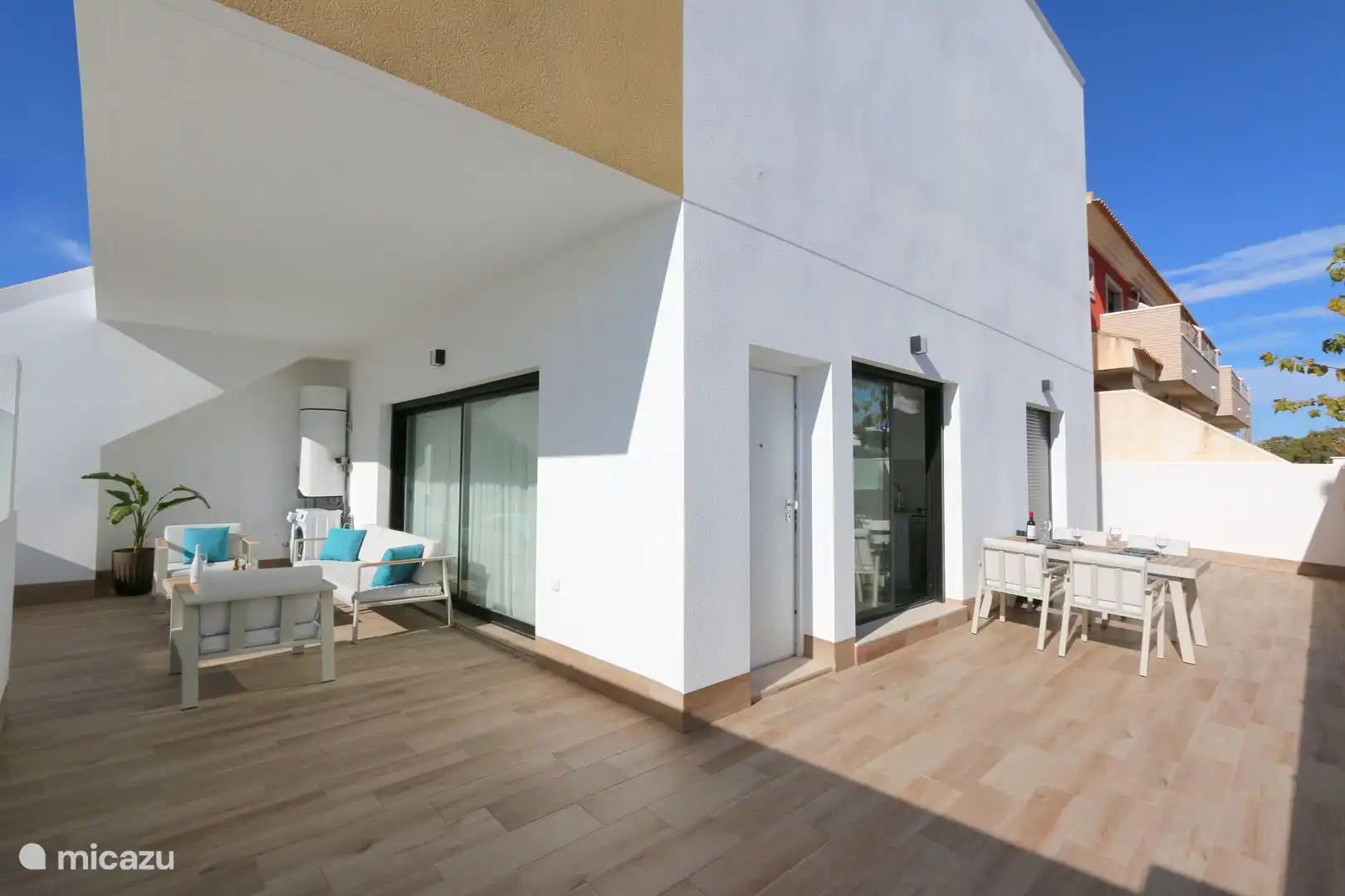 Private entrance and a spacious terrace on two sides. In the morning lovely in the sun but also plenty of shade.