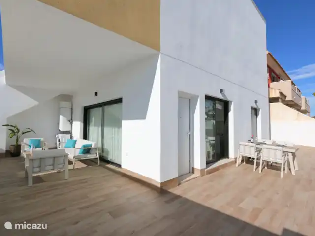 Villamar dichtbij alles op Zuid huren in Spanje, Murcia, San Pedro del Pinatar - appartement Privé entree en een ruim terras aan twee zijdes. In de ochtend heerlijk in de zon maar ook voldoende schaduw.