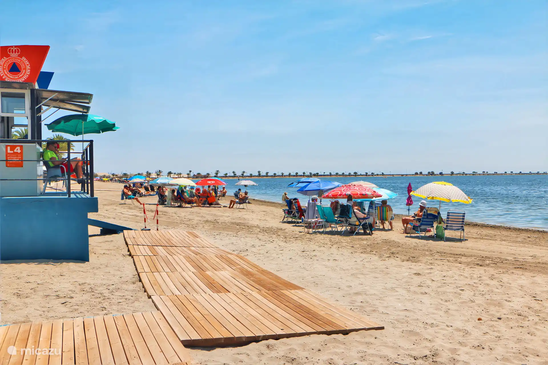 The beaches along the Mar Menor are just 1 kilometre away.