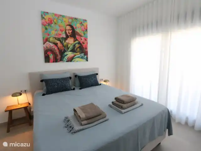Villamar dichtbij alles op Zuid huren in Spanje, Murcia, San Pedro del Pinatar - appartement Masterbedroom met extra lang en comfortabel boxspring tweepersoonsbed. Afmeting van het bed is 210 x 180