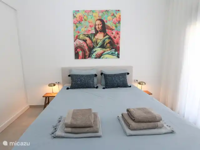 Villamar dichtbij alles op Zuid huren in Spanje, Murcia, San Pedro del Pinatar - appartement Masterbedroom met extra lang en comfortabel boxspring tweepersoonsbed. Afmeting van het bed is 210 x 180