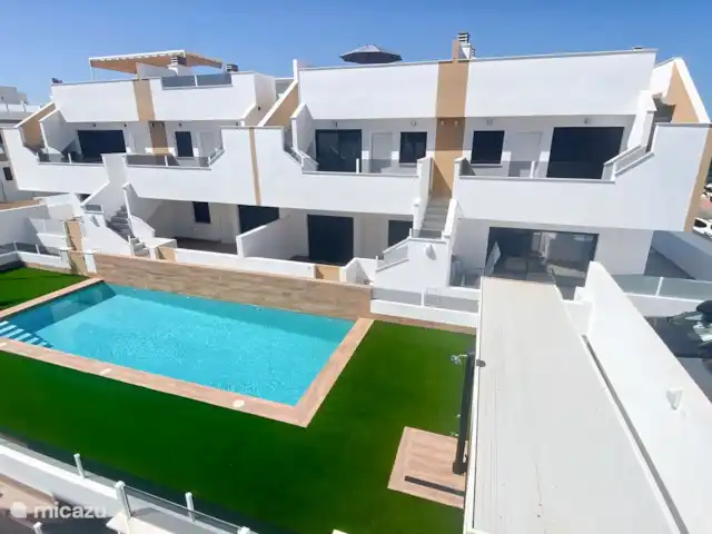 Villamar dichtbij alles op Zuid huren in Spanje, Murcia, San Pedro del Pinatar - appartement Dit zie je als je aan de overkant staat. Het appartement is rechtsonder.