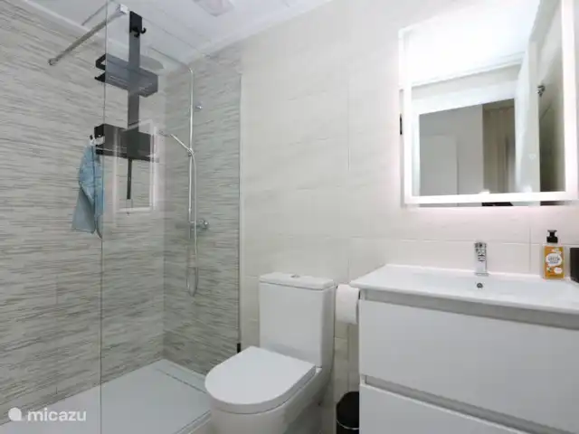 Villamar dichtbij alles op Zuid huren in Spanje, Murcia, San Pedro del Pinatar - appartement Eén van de badkamers met inloopdouche, toilet en wastafelmeubel.