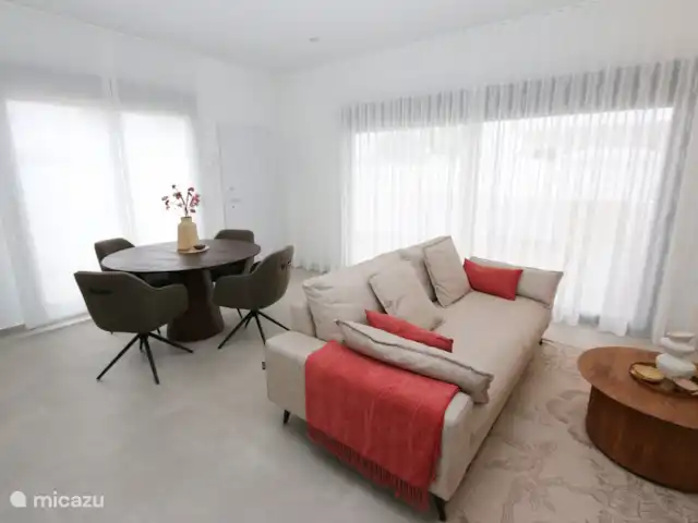 Villamar dichtbij alles op Zuid huren in Spanje, Murcia, San Pedro del Pinatar - appartement De woning biedt zeer veel licht maar kan ook sfeervol zijn met de mooie gordijnen.