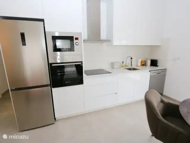 Villamar dichtbij alles op Zuid huren in Spanje, Murcia, San Pedro del Pinatar - appartement De keuken die volledig is ingericht.