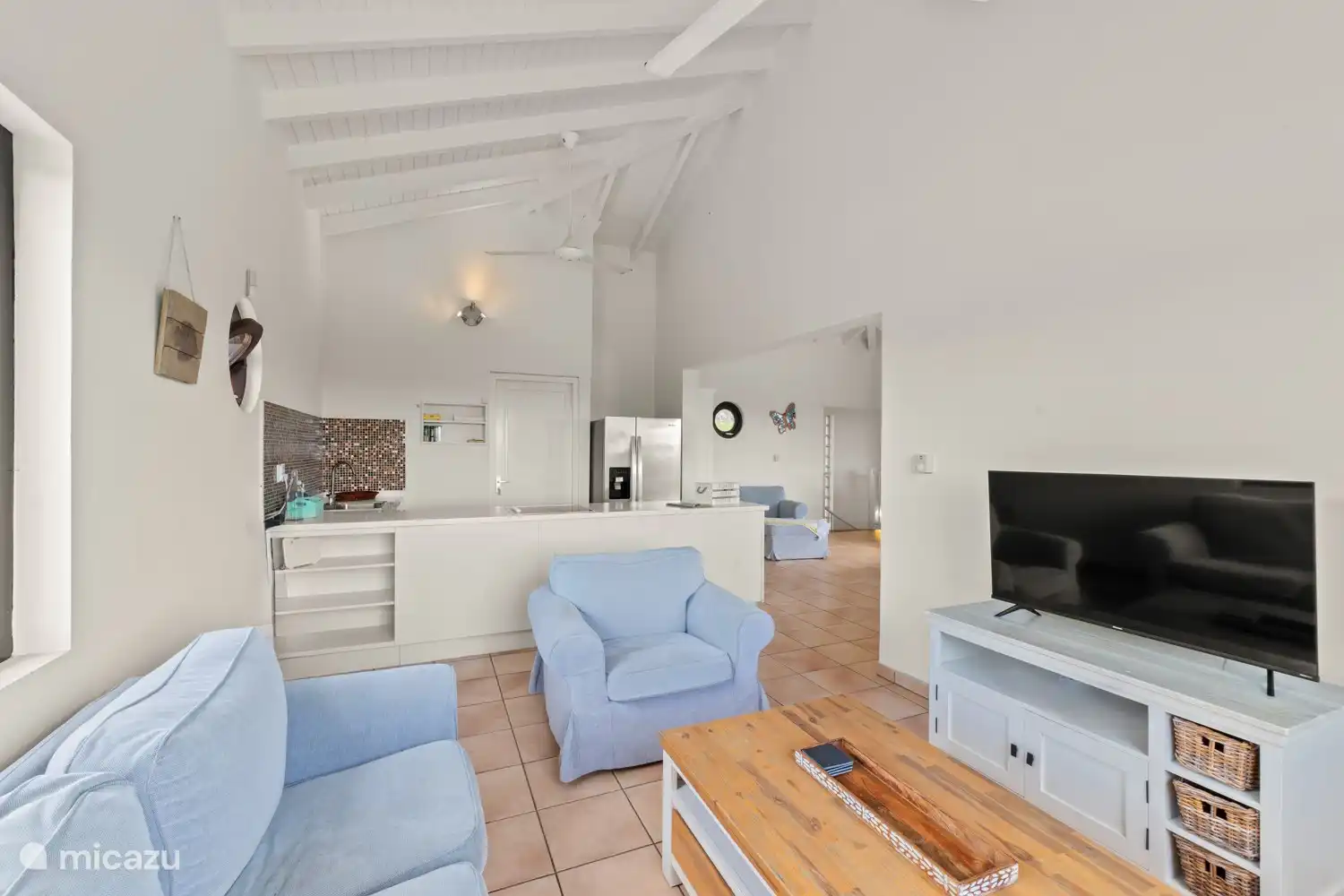 Wohnzimmer mit offener Küche