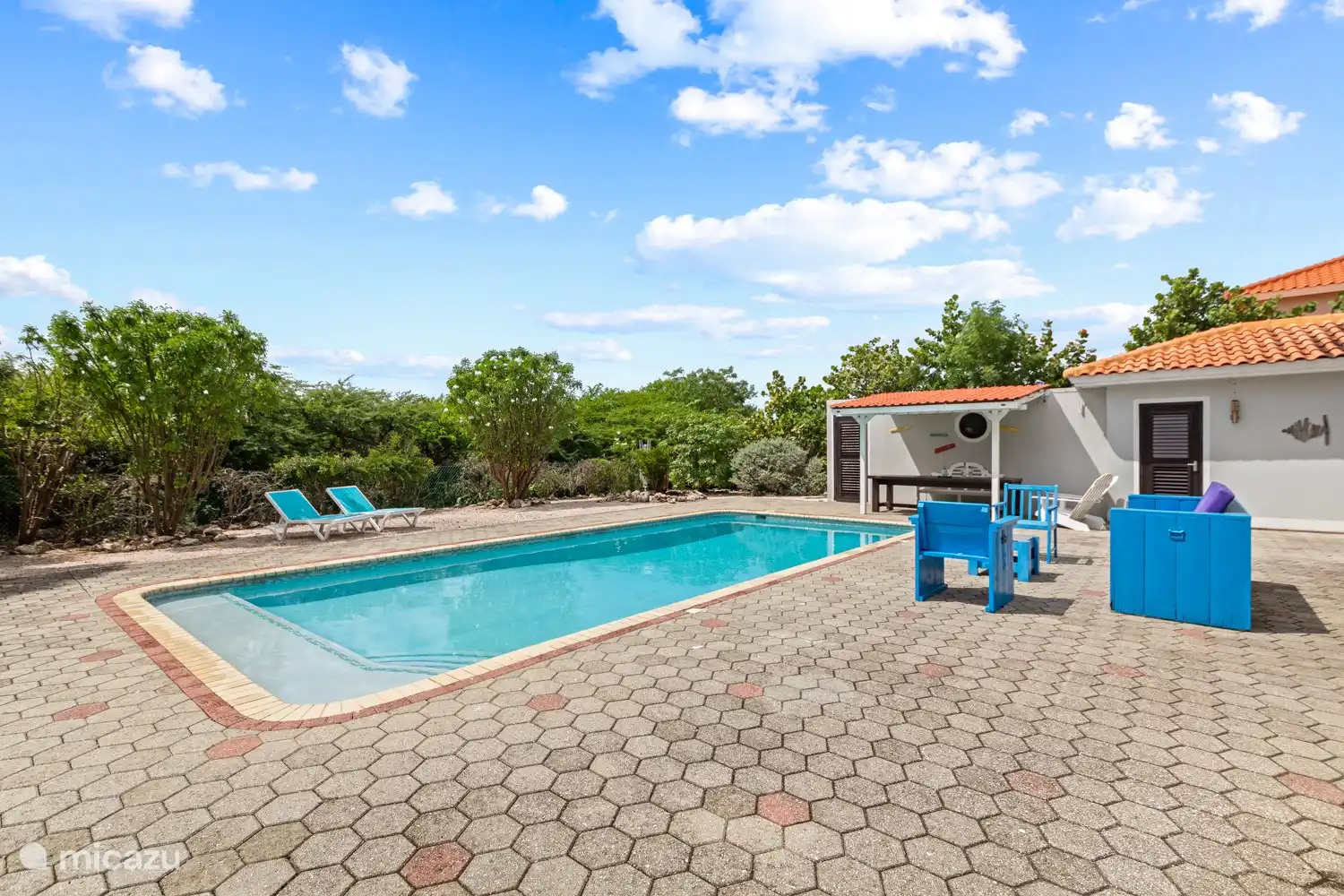 Schöner großer Swimmingpool