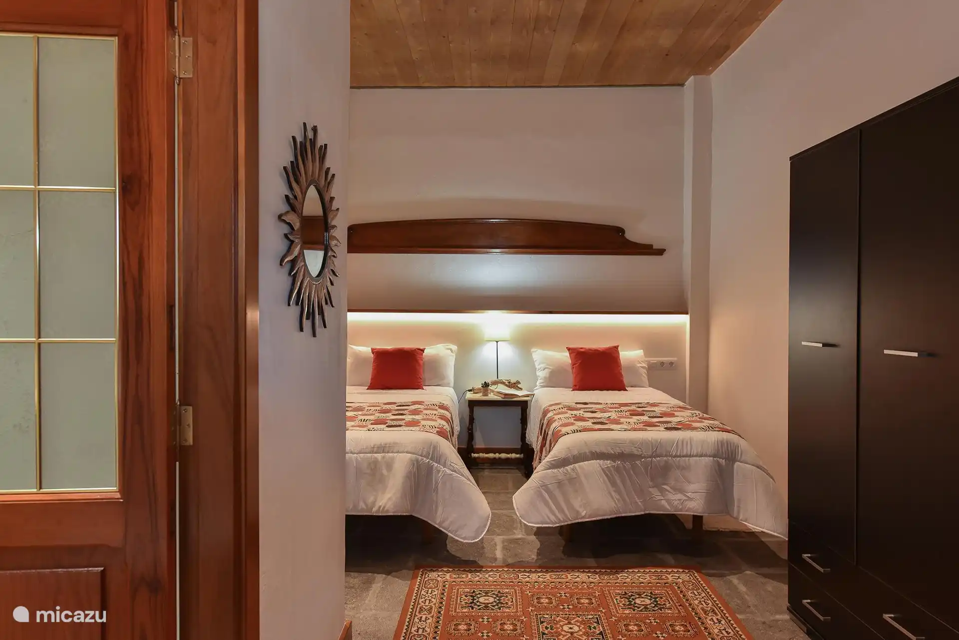 Schlafzimmer mit zwei Einzelbetten