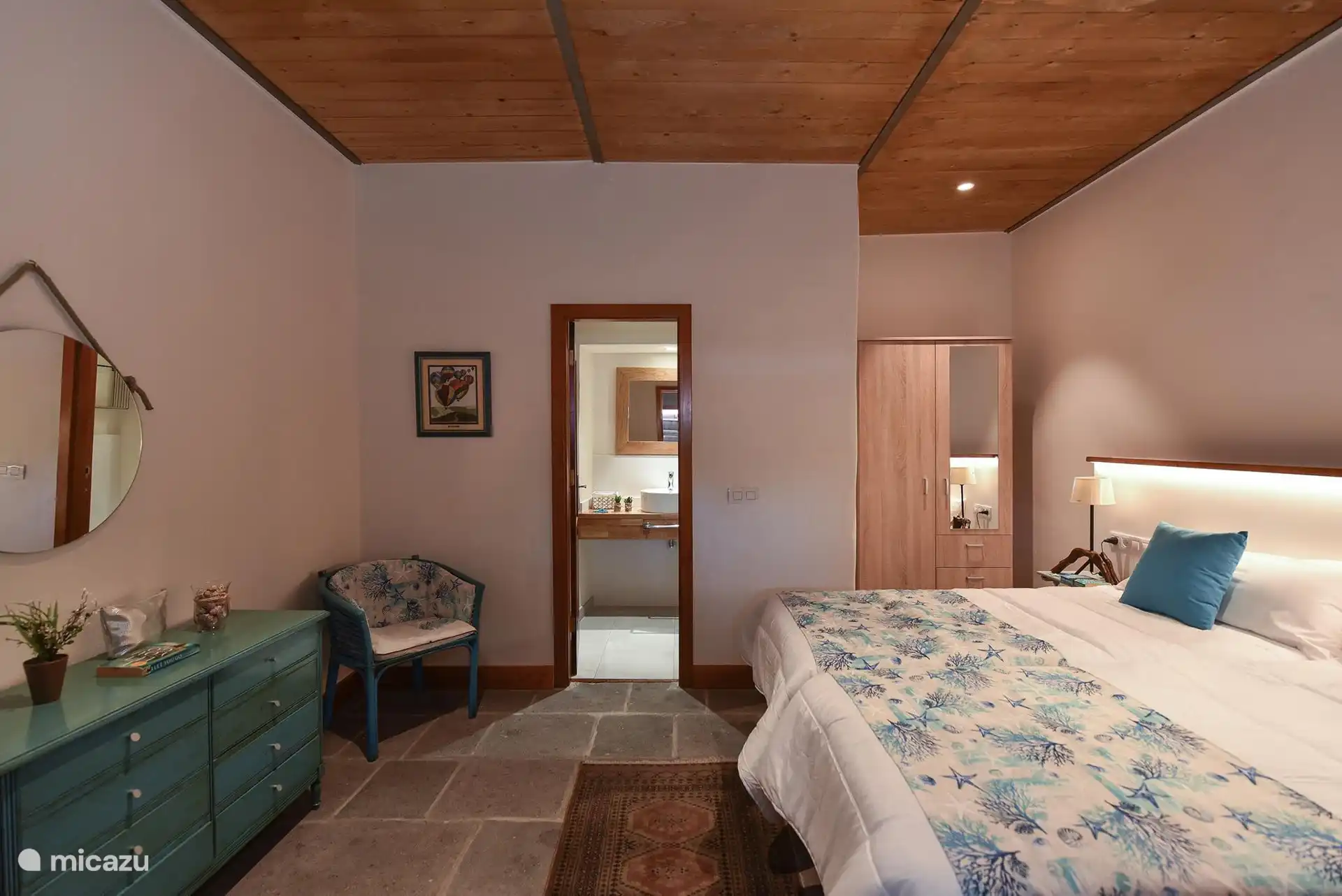 Das Schlafzimmer für zwei Personen mit eigenem Bad