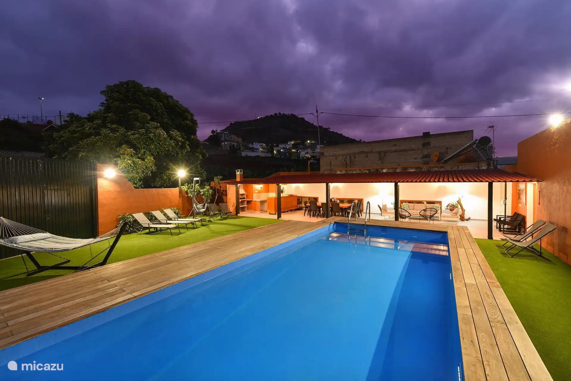 Die Villa am Abend, attraktiv beleuchtet